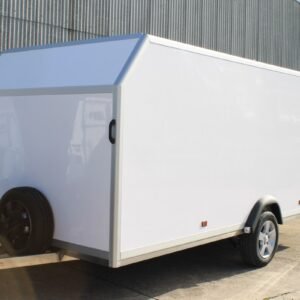 Remolque Fly Pro caja cerrada – panel sándwich y chasis inoxidable AISI-304 (750 kg a 1500 kg)